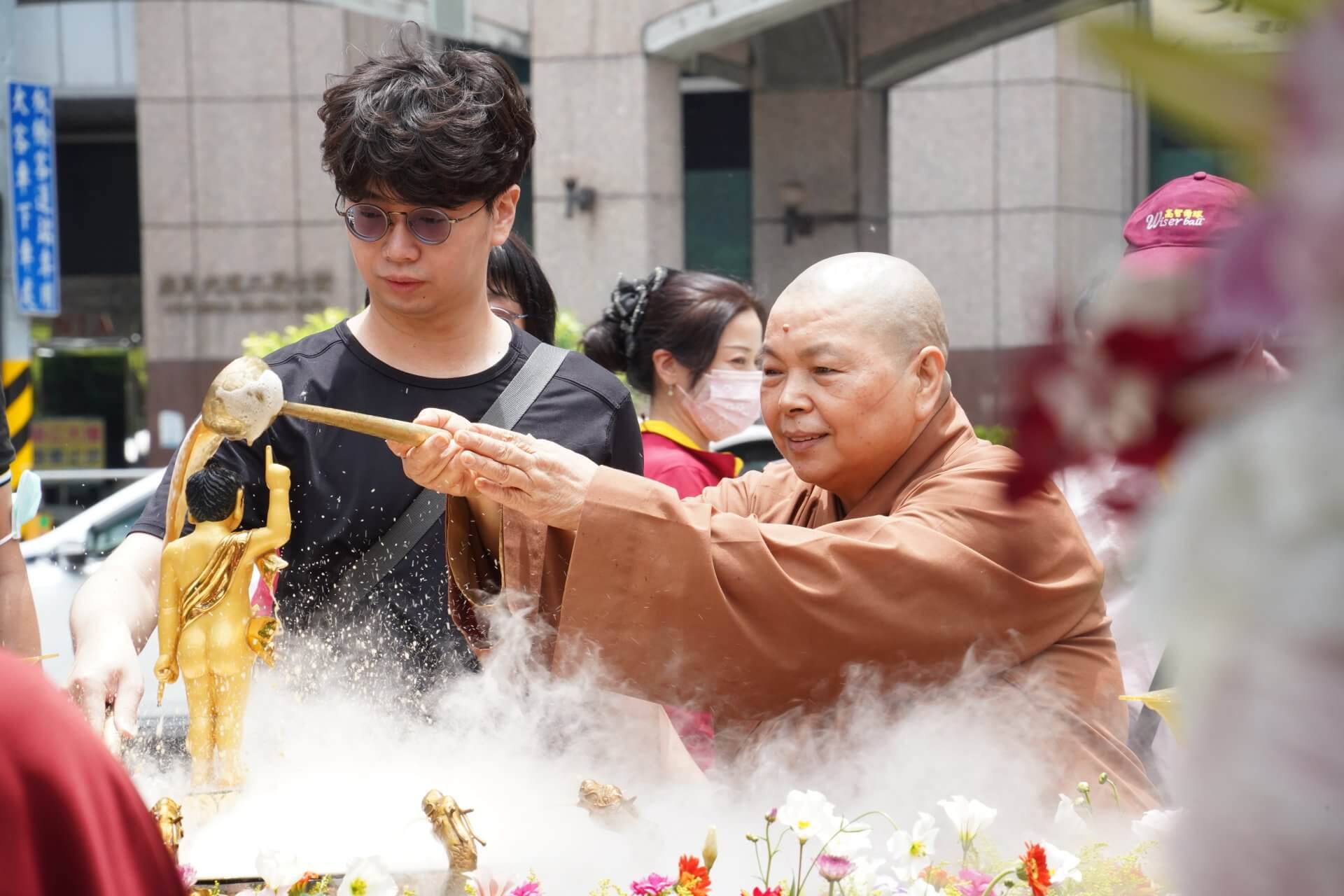 恭祝釋迦世尊聖誕,世界佛教正心會於板橋站前廣場舉辦浴佛,信眾歡喜浴佛