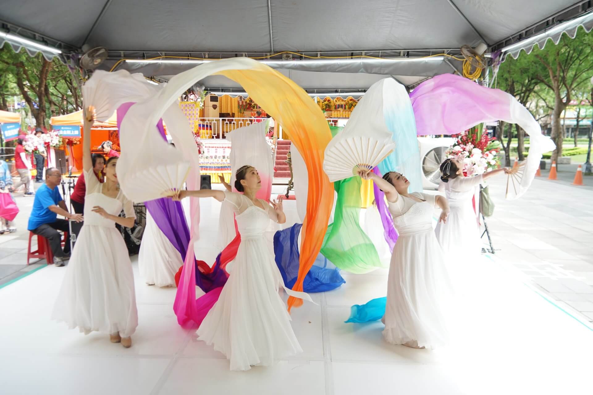 世界佛教正心會於板橋站前廣場舉辦浴佛,豫和舞耘舞團樂藝供佛