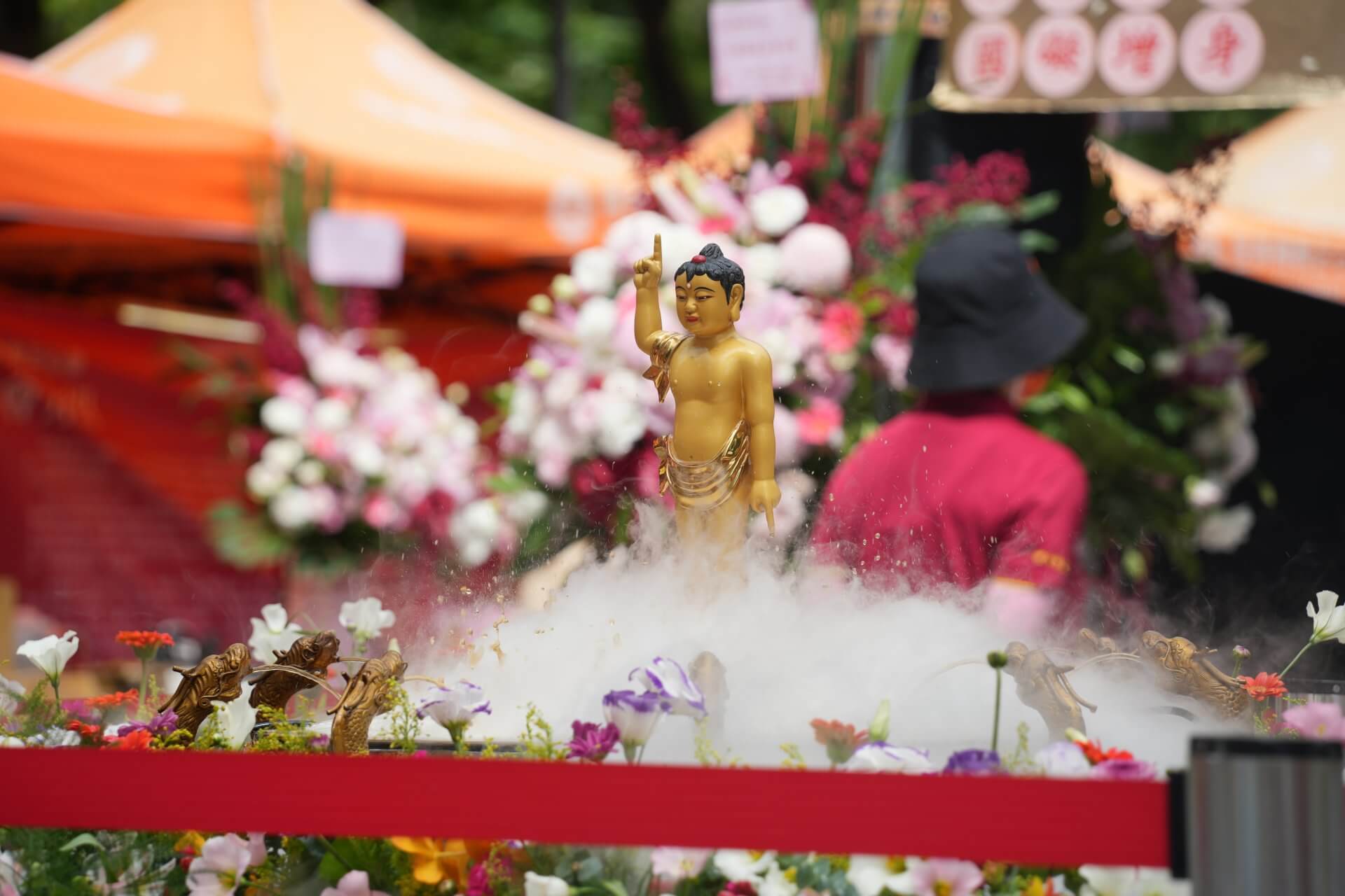 恭祝釋迦世尊聖誕,世界佛教正心會於板橋站前廣場舉辦浴佛