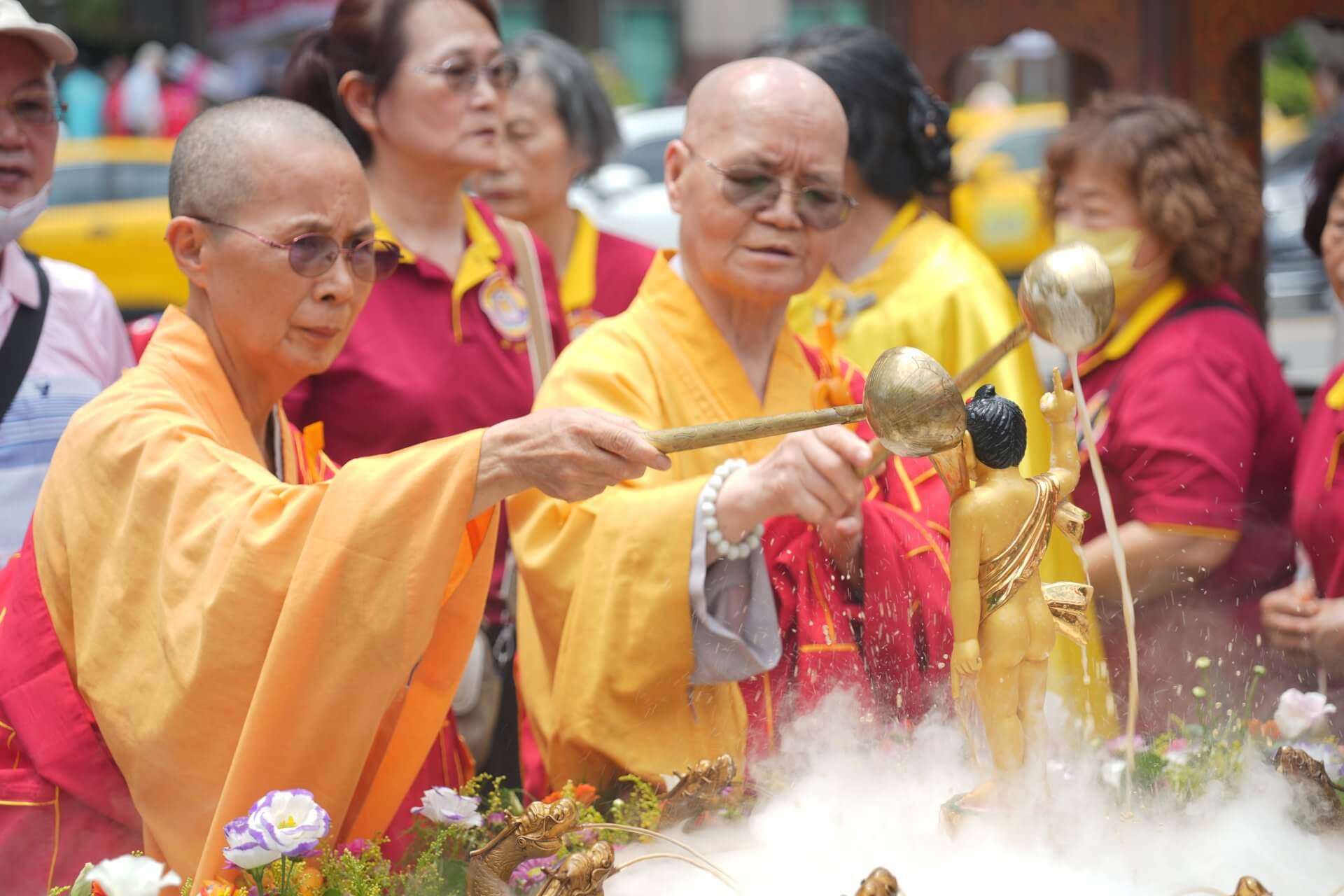 恭祝釋迦世尊聖誕,世界佛教正心會於板橋站前廣場舉辦浴佛,信眾歡喜浴佛