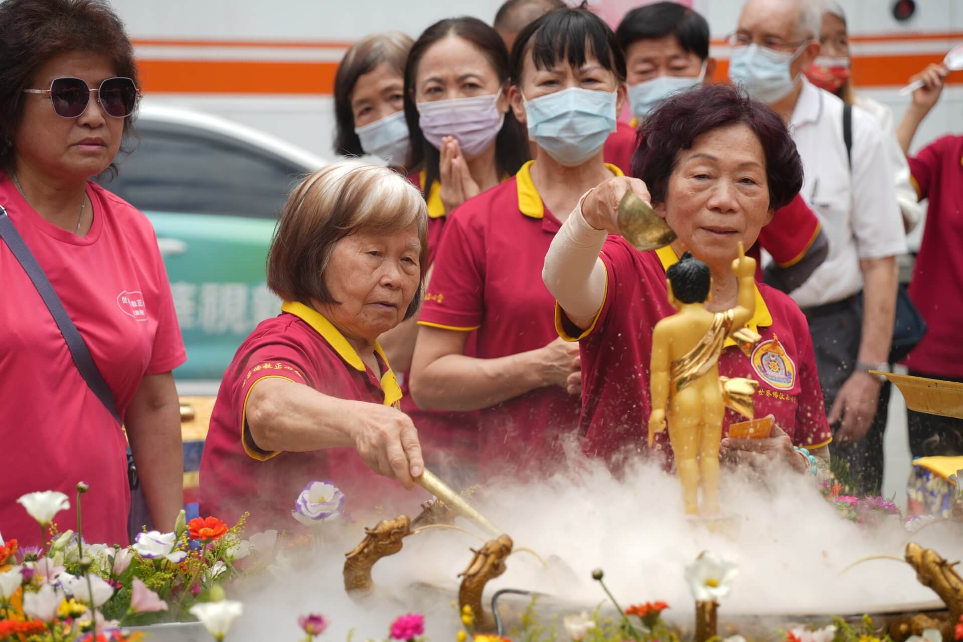 恭祝釋迦世尊聖誕,世界佛教正心會於板橋站前廣場舉辦浴佛,信眾歡喜浴佛
