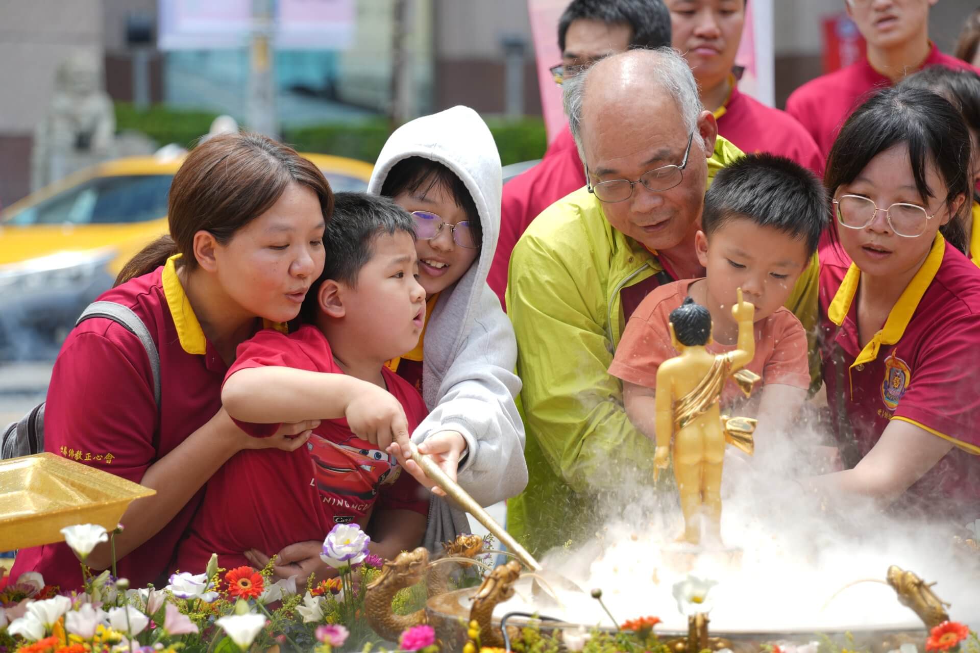 恭祝釋迦世尊聖誕,世界佛教正心會於板橋站前廣場舉辦浴佛,信眾歡喜浴佛