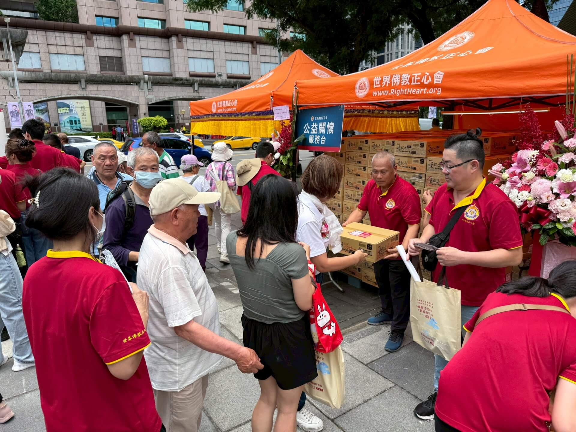 世界佛教正心會於板橋站前廣場舉辦浴佛,本會發送愛心物資關懷弱勢團體