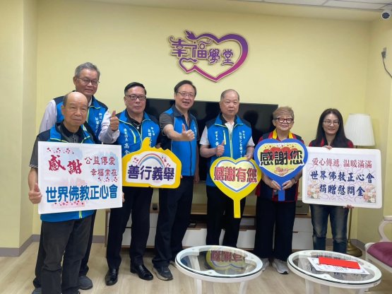 世界佛教正心會致贈加菜金給八德榮家，本會執行長、榮家酆世俊家主任及新北市新聞記者工會幹部們合影