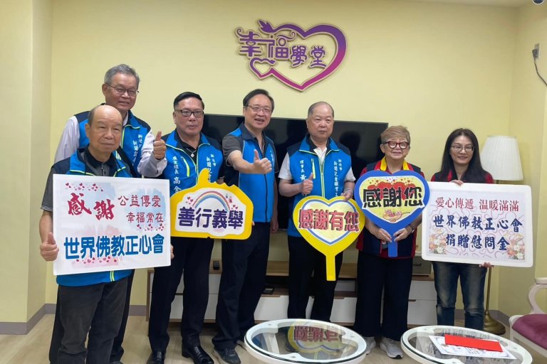 世界佛教正心會致贈加菜金給八德榮家，本會執行長、榮家酆世俊家主任及新北市新聞記者工會幹部們合影
