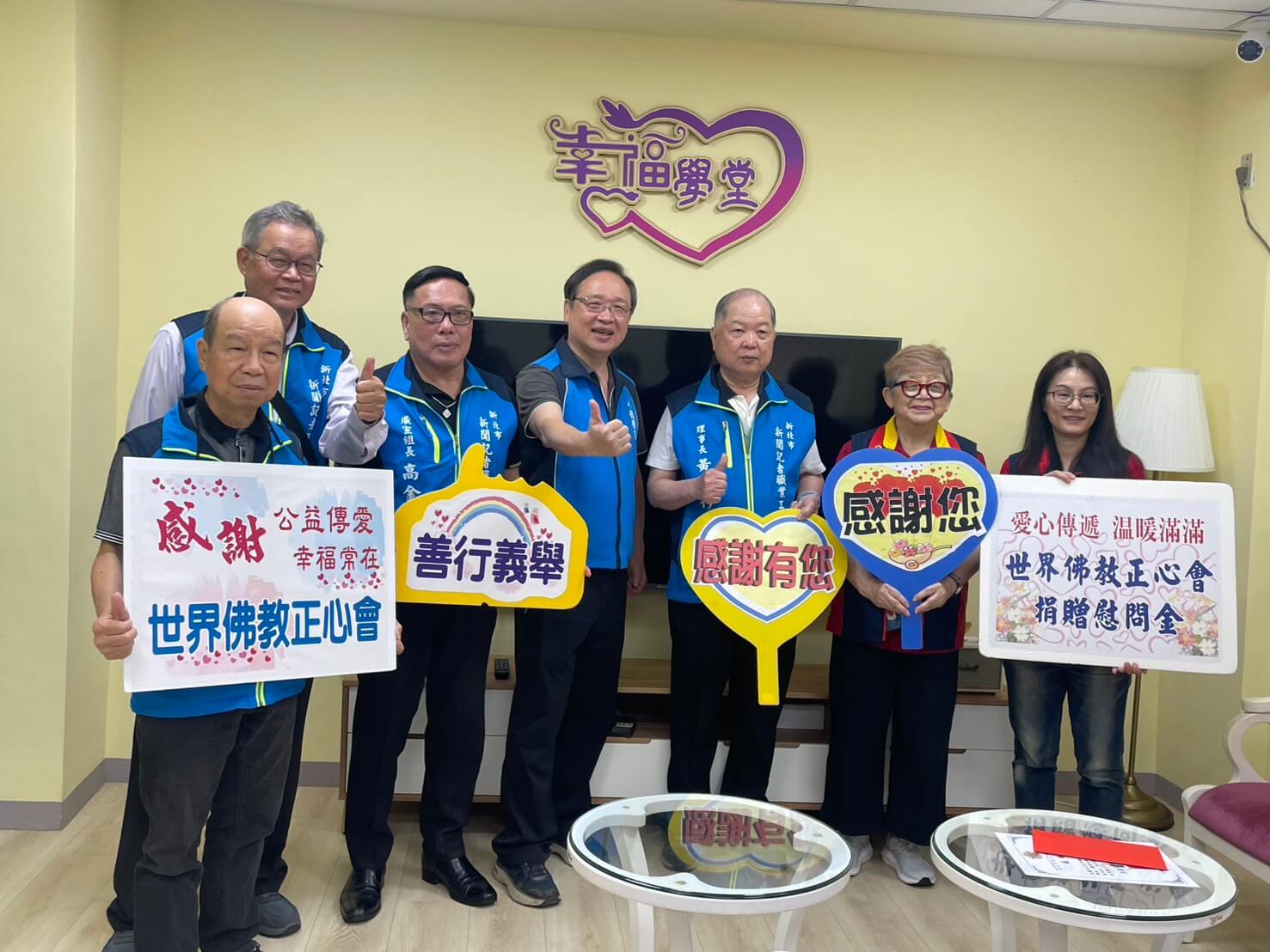 世界佛教正心會致贈加菜金給八德榮家,本會執行長、榮家酆世俊家主任及新北市新聞記者工會幹部們合影