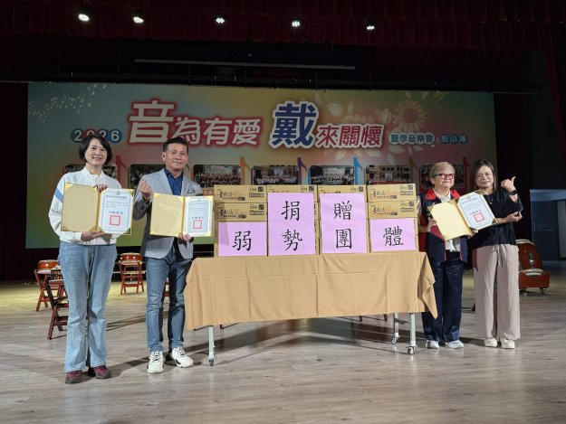 世界佛教正心會於浴佛聖誕後捐贈愛心物資-泡麵，台北市政府社會局頒贈感謝狀，王鴻薇委員(左1).戴錫欽議長(左2).本會執行長陳和慧及社會局蕭主任秘書合影