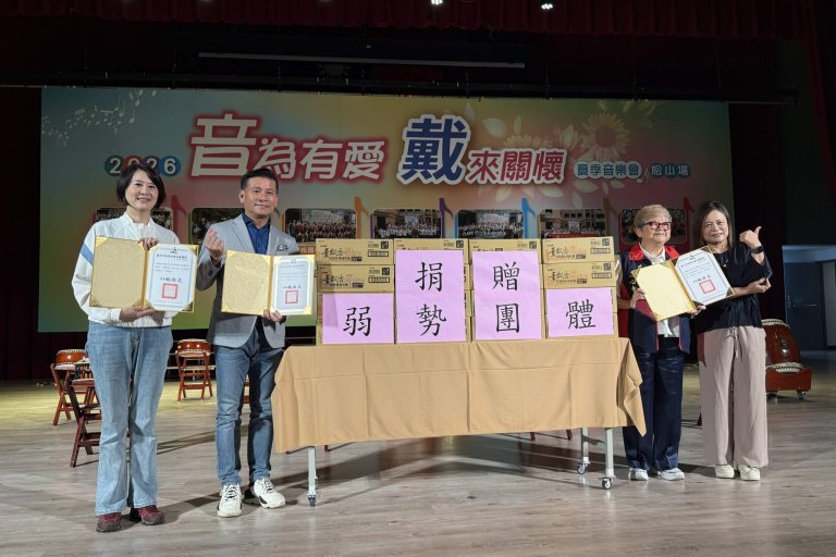 世界佛教正心會於浴佛聖誕後捐贈愛心物資-泡麵，台北市政府社會局頒贈感謝狀，王鴻薇委員(左1).戴錫欽議長(左2).本會執行長陳和慧及社會局蕭主任秘書合影