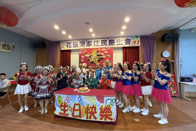 世界佛教正心會公益關懷送愛心到花蓮榮家，開心參與長輩慶生會