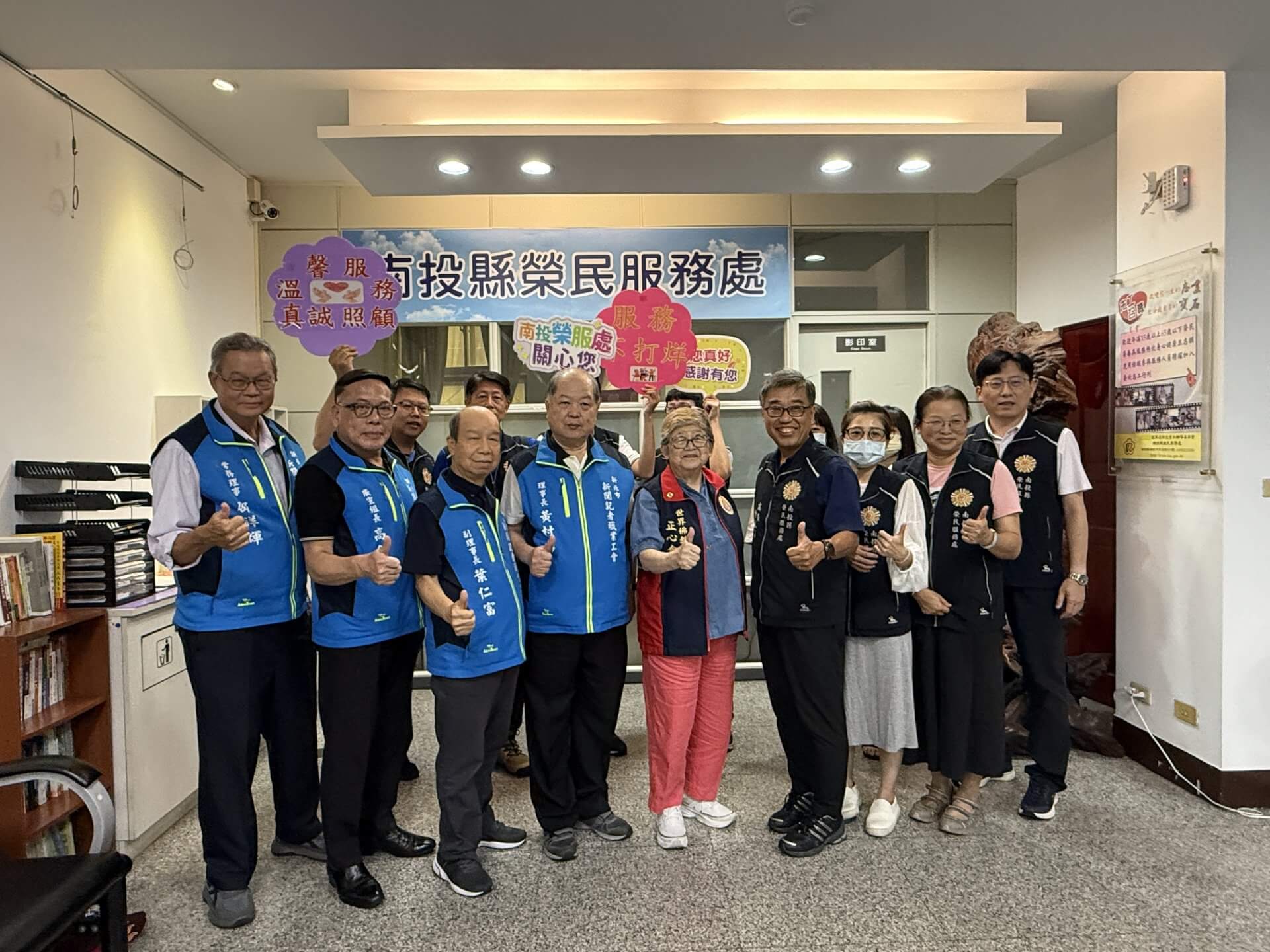 佛教正心會至南投榮服處致贈遺孤慰問金，本會與榮服處同仁及新聞工會幹部等合影