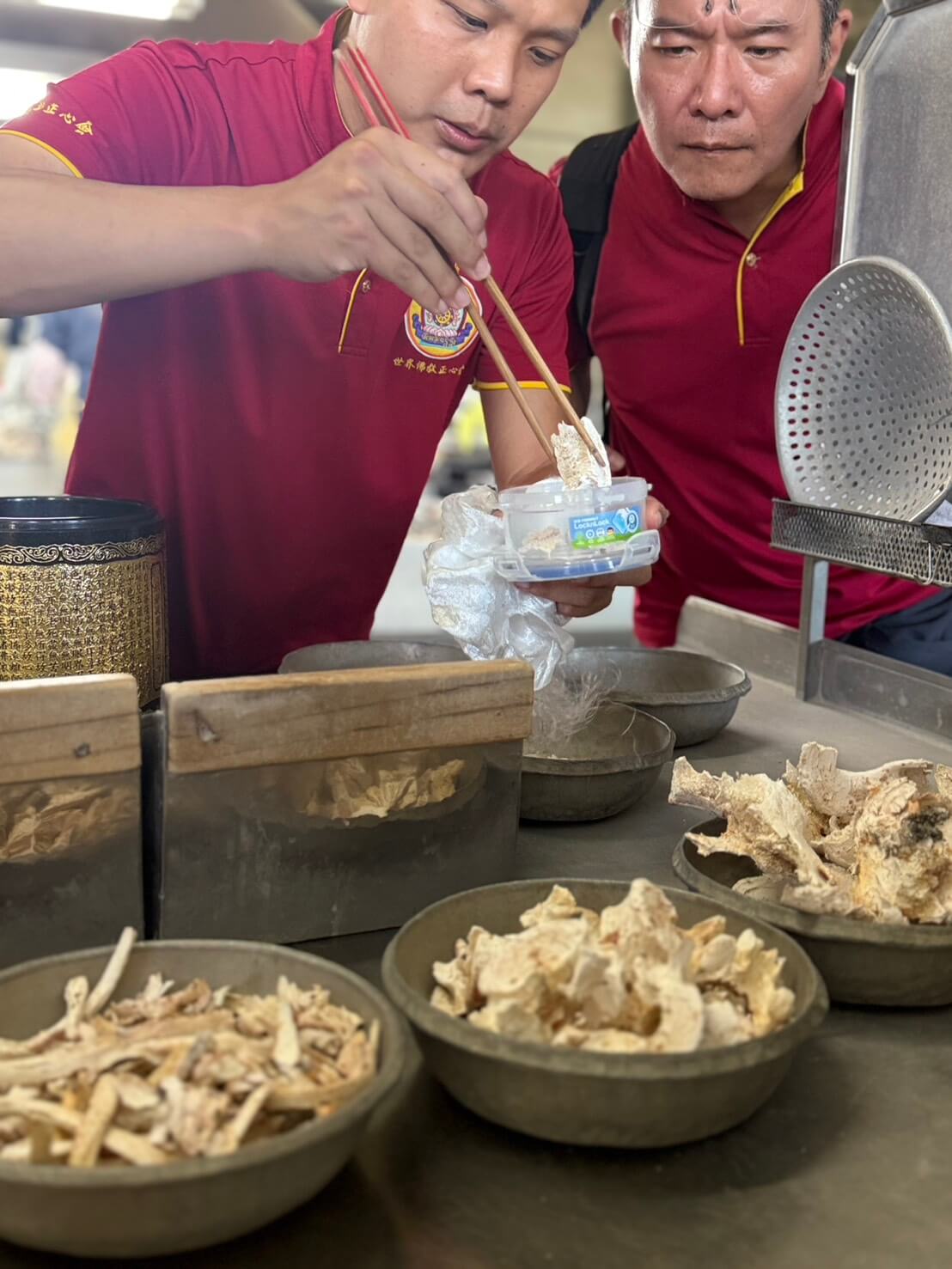 前來協助的兩位師兄,也在骨灰中發現許多如花朵般的結晶,皆讚嘆為殊勝的舍利花