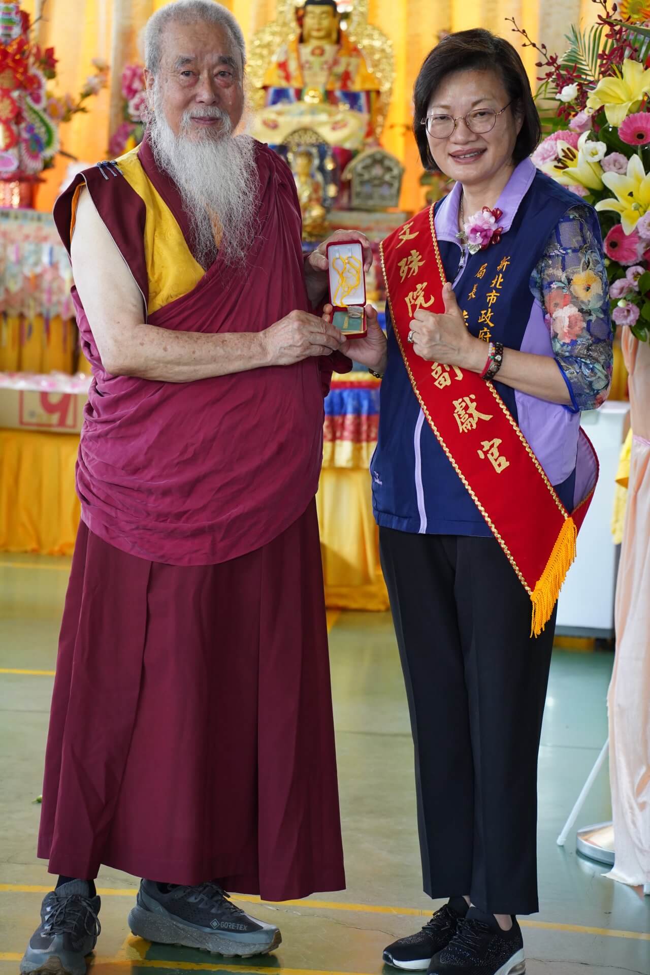 世界佛教正心會舉辦地藏法會，本會指導金剛上師恆性嘉措仁波且(左)致贈綠度母墜子給新北市政府社會局李美珍局長(右)