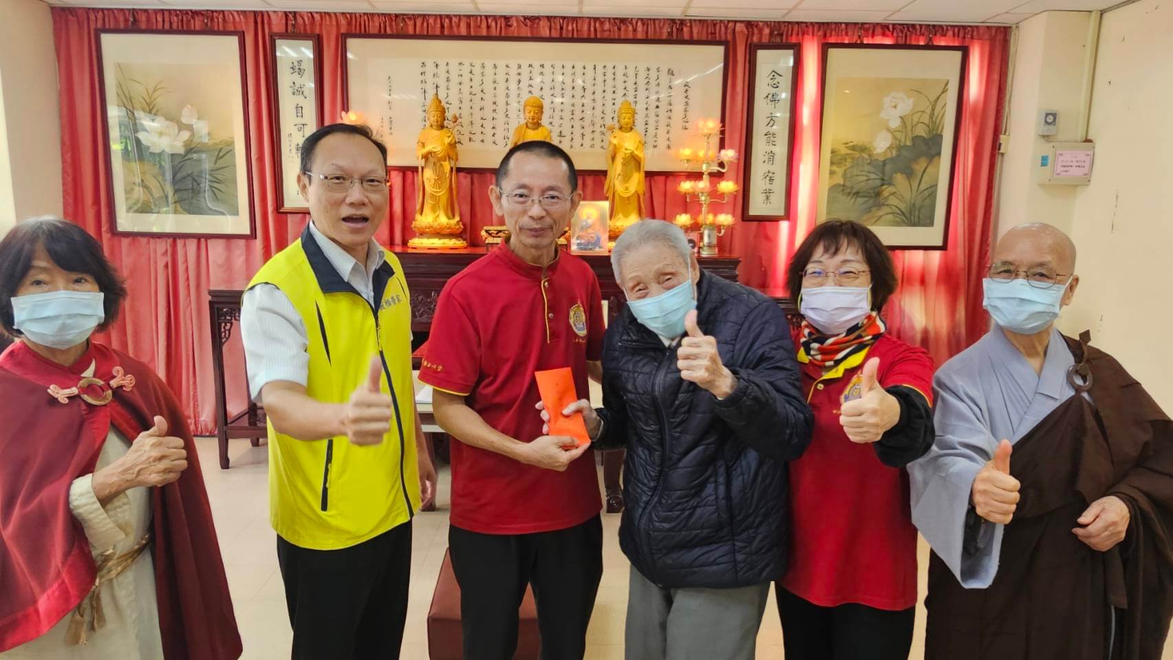 世界佛教正心會至板橋榮家關懷榮民,致贈中秋加菜金