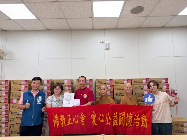 世界佛教正心會攜手王鴻薇委員服務團隊(左1)，送愛心物資到中山社福中心，侯美茹主任(左2)及中心同仁共同合影